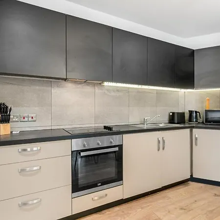 Spacious 1 Bedroom Apartment In Central Woking Exterior photo