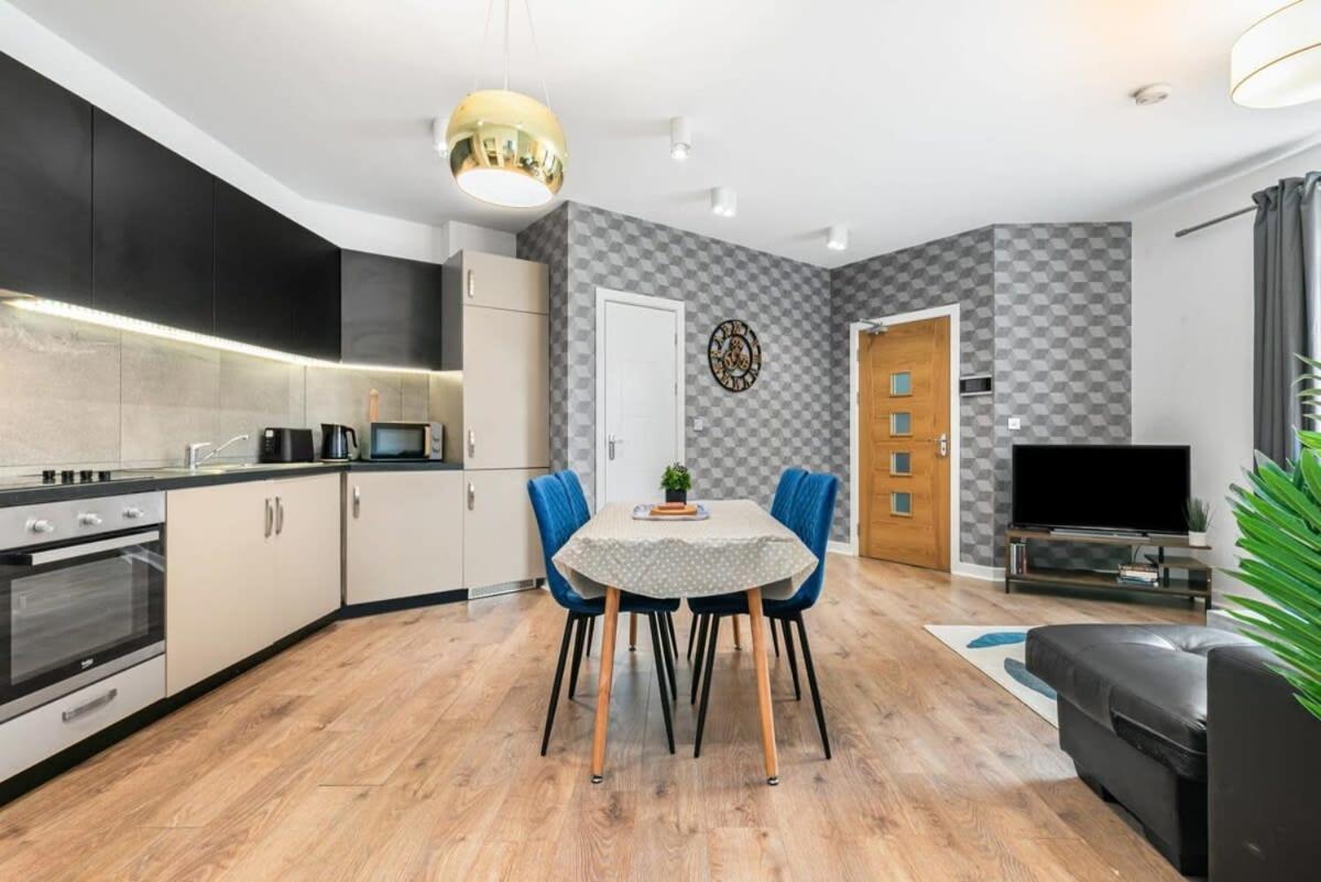 Spacious 1 Bedroom In Apartment *