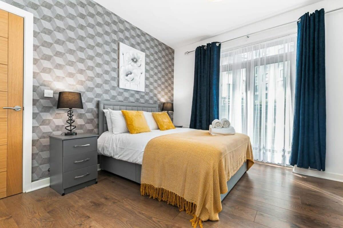 Spacious 1 Bedroom In * Woking